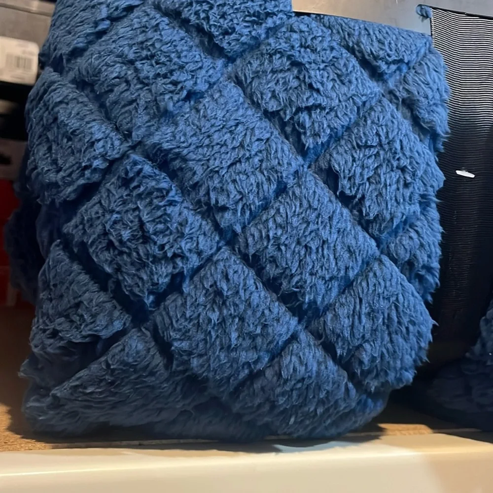 DKNY Pinsonic Sherpa King Blanket blue 108”x90” polyester new